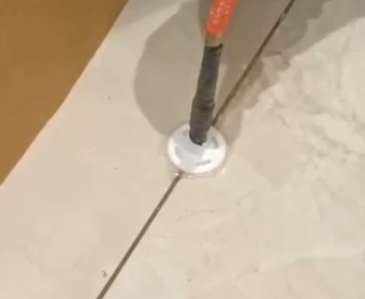 上甘岭瓷砖空鼓维修公司专业解答瓷砖在铺贴过程中，如果没有涂抹均匀到位的粘结材料（如水泥砂浆或瓷砖胶），可能会导致以下问题